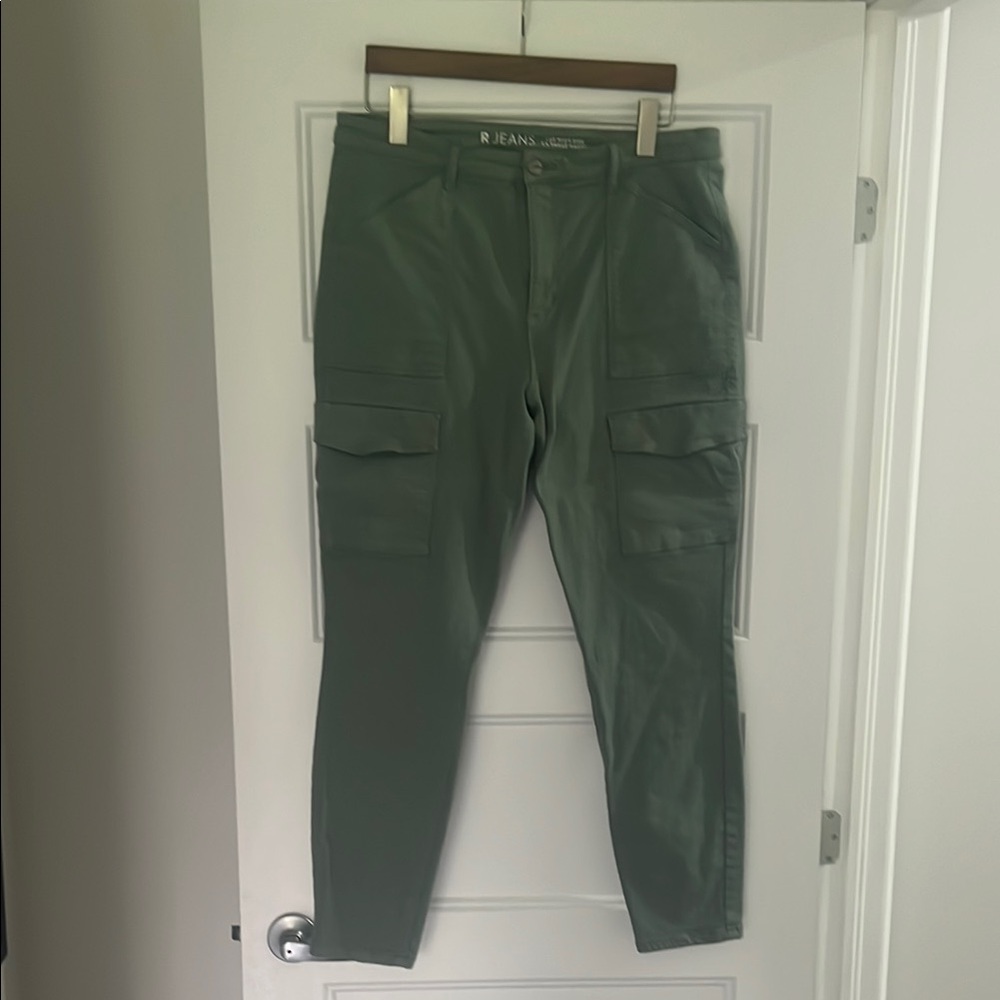 Reitmans Green cargo skinny pants with Modern Fit